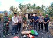 Bersama Kades, Polsek Bengo Dampingi Penyerahan Bantuan ke Korban Kebakaran